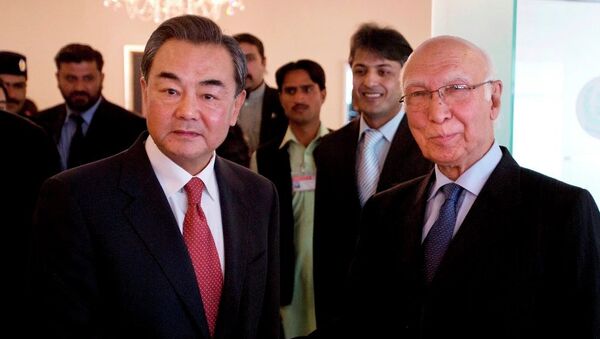 外交部长王毅与巴基斯坦外交事务顾问阿济兹 - 俄罗斯卫星通讯社