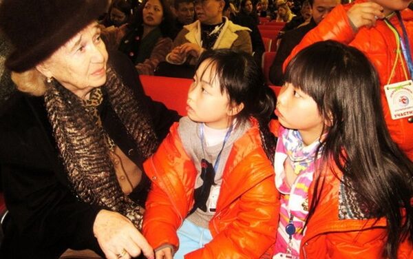 库利科娃和中国孩子们 - 俄罗斯卫星通讯社