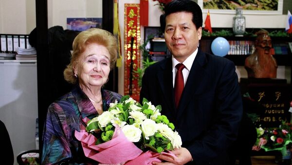 中国驻俄大使李辉祝贺加林娜•库利科娃80岁寿辰 - 俄罗斯卫星通讯社