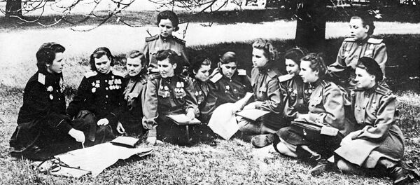 Никулина Евдокия Андреевна и Евгения Максимовна Руднева на занятиях с летчицами Никулина Евдокия Андреевна и Евгения Максимовна Руднева на занятиях с летчицами - 俄罗斯卫星通讯社