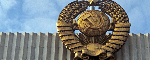 Государственные флаг и герб Союза Советских Социалистических республик на Кремлевском Дворце съездов. Государственные флаг и герб Союза Советских Социалистических республик на Кремлевском Дворце съездов. - 俄罗斯卫星通讯社