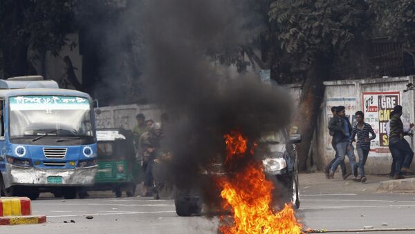 孟加拉國示威者縱火焚燒公交車致11死7傷 - 俄羅斯衛星通訊社