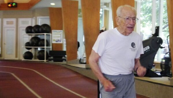 英国老人查尔斯打破美国老人奥维尔创下的95岁以上组别200米赛跑世界纪录 - 俄罗斯卫星通讯社