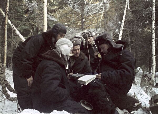 帕维尔•别利亚耶夫和阿列克谢•列昂诺夫在被救援队员找到之前被困在茂密的原始森林里几乎一昼夜 - 俄罗斯卫星通讯社