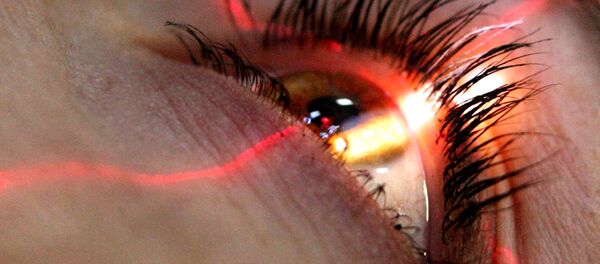 一澳大利亚女子用20年前的睫毛膏化妆导致失明 - 俄罗斯卫星通讯社