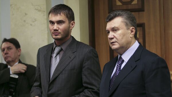 Ukrainian politician Viktor Yanukovich (R) and his son, also named, Viktor speak inside the parliament bulding in Kiev, December 2, 2008. - 俄罗斯卫星通讯社
