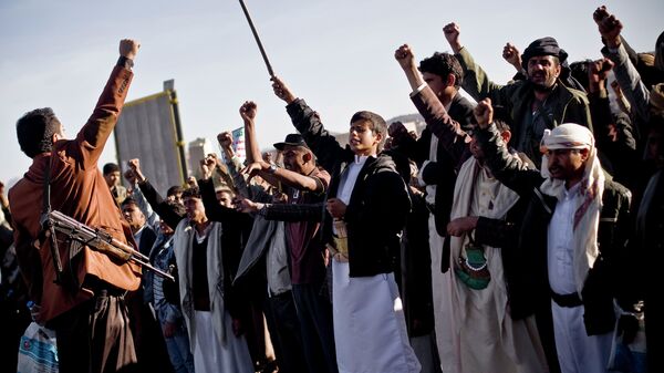 Houthi Shiite Yemenis chant slogans during a rally to show support for their comrades in Sanaa, Yemen, Wednesday, Jan. 28, 2015 - 俄羅斯衛星通訊社
