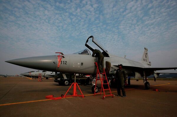 中巴与首位买家签“枭龙”合同 - 俄罗斯卫星通讯社