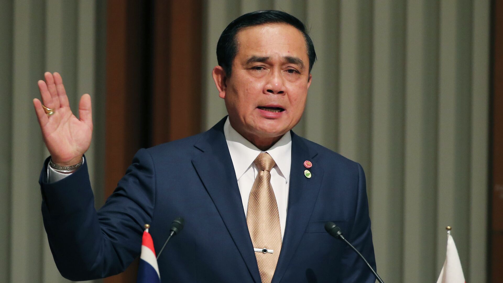 泰国总理巴育出席内阁会议 粉嫩衣着随性显年轻-搜狐大视野-搜狐新闻