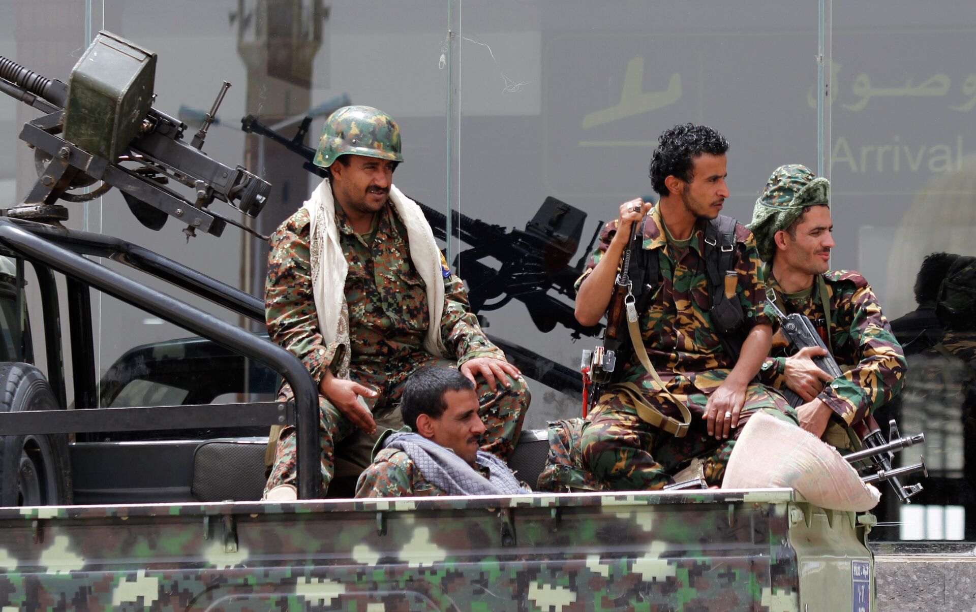 现场实拍！胡胡塞武装坐着皮卡、扛着AK，追着沙特坦克满地跑_凤凰网视频_凤凰网