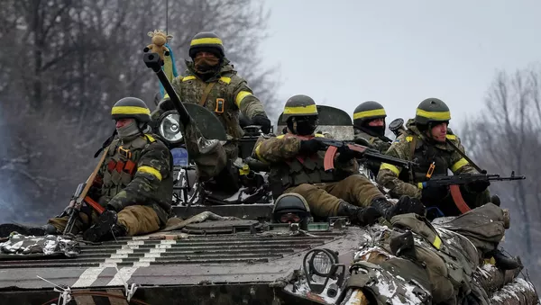 Ukrainian armed forces ride on an armoured personnel carrier (APC) near Debaltseve, February 10, 2015 - 俄羅斯衛星通訊社