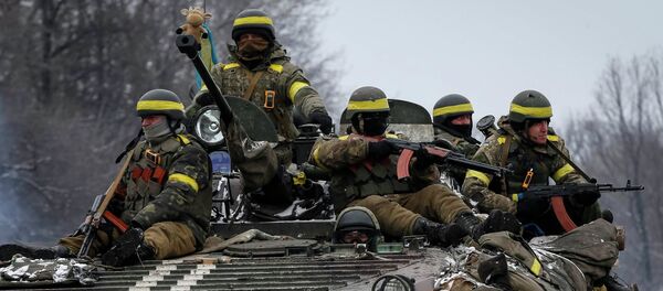 Ukrainian armed forces ride on an armoured personnel carrier (APC) near Debaltseve, February 10, 2015 - 俄罗斯卫星通讯社