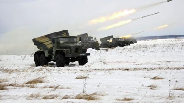 俄国防部展示空降兵BM-21“冰雹”多管火箭炮系统班组工作视频 - 俄罗斯卫星通讯社