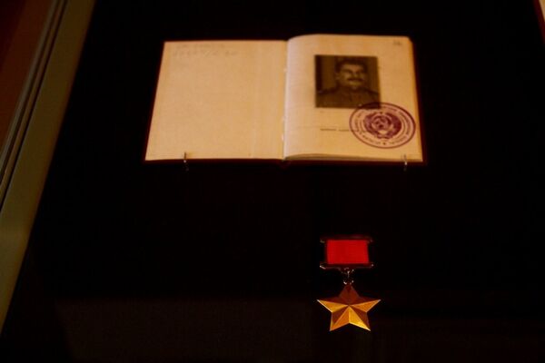带有斯大林证书的苏联英雄“金星”奖章 - 俄罗斯卫星通讯社
