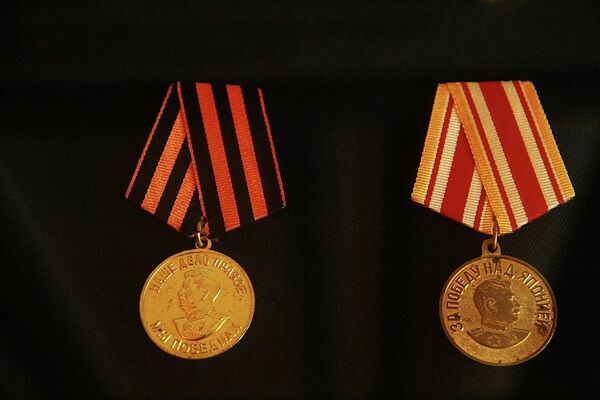 “1941-1945年偉大衛國戰爭戰勝德國”獎章(左)  “戰勝日本”獎章(右） - 俄羅斯衛星通訊社