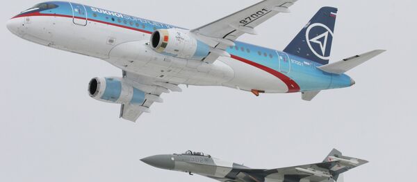 蘇霍伊超級噴氣-100支線客機（Sukhoi Superjet-100）和蘇-35殲擊機 - 俄羅斯衛星通訊社