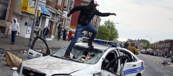 美国巴尔的摩发生骚乱 近200人被捕 美国巴尔的摩发生骚乱 近200人被捕 - 俄罗斯卫星通讯社