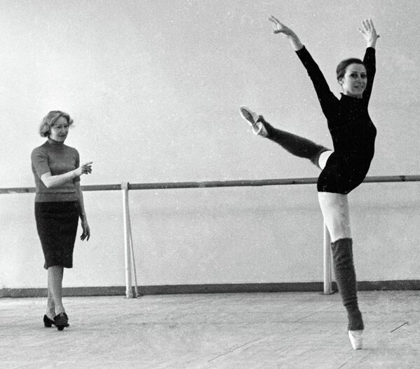 蘇聯最著名的芭蕾舞演員加林娜·烏蘭諾娃與俄羅斯傳奇女芭蕾舞演員馬婭·普列謝茨卡婭 - 俄羅斯衛星通訊社