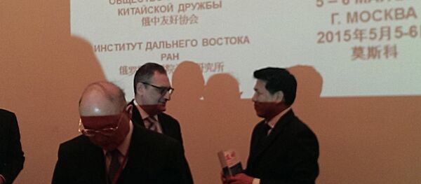 李辉大使与俄罗斯外交部副部长莫尔古洛夫 - 俄罗斯卫星通讯社