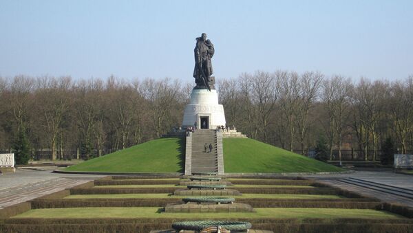 柏林舉行向蘇聯犧牲軍人紀念碑獻花圈儀式 - 俄羅斯衛星通訊社