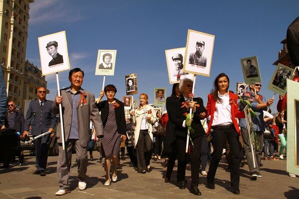“不朽的军团”  是人们手捧参加过伟大卫国战争的亲人的照片参加的一项游行活动。 - 俄罗斯卫星通讯社