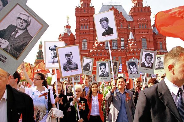 大約有30萬人參加 “不朽的軍團”遊行活動。 大約有30萬人參加 “不朽的軍團”遊行活動。 - 俄羅斯衛星通訊社