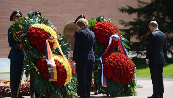 普京和默克爾在莫斯科向無名烈士墓獻花 - 俄羅斯衛星通訊社