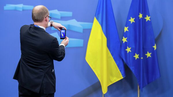 烏克蘭國旗（左）和歐盟旗幟 - 俄羅斯衛星通訊社