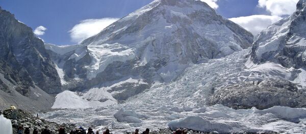 尼泊尔政府在大地震后向游客开放珠峰 - 俄罗斯卫星通讯社