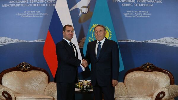 哈总统建议俄总理将境内新建公路续建至圣彼得堡 - 俄罗斯卫星通讯社