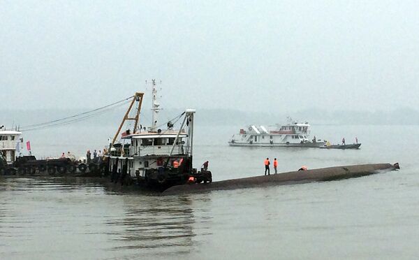 中国救援人员在长江沉船旁 - 俄罗斯卫星通讯社