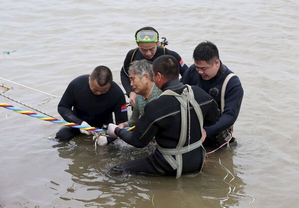 救援人員在中國客輪失事後救助一名婦女 - 俄羅斯衛星通訊社