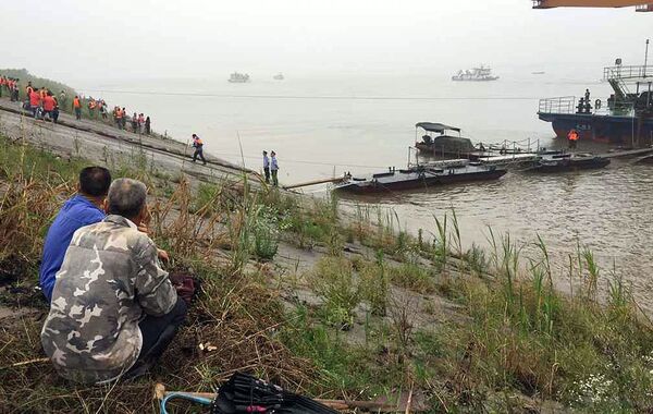 居民观看长江沉船搜救行动 - 俄罗斯卫星通讯社