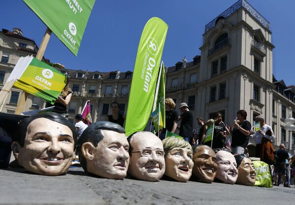 示威者戴着G7峰会领导人面具 - 俄罗斯卫星通讯社