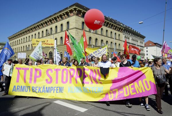 游行中抗议者们喊着口号，表达了“反对TTIP（跨大西洋贸易与投资伙伴协议）”、“加强气候保护”、“与贫困做斗争”等诉求。 - 俄罗斯卫星通讯社