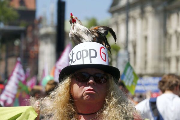 Женщина протестует против Трансатлантическое торговое и инвестиционное партнерство во время акции протеста предстоящего саммита G-7 в Мюнхене - 俄罗斯卫星通讯社