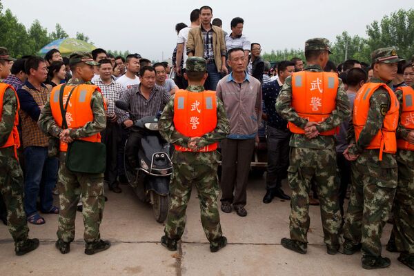 中國武警實行封路，以防當地居民靠近搜救地點 - 俄羅斯衛星通訊社
