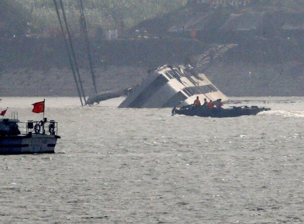 救援人员正在打捞翻沉的“东方之星”游轮 - 俄罗斯卫星通讯社