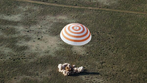 載有國際空間站宇航員的返回艙在哈薩克斯坦預定區域著陸 - 俄羅斯衛星通訊社
