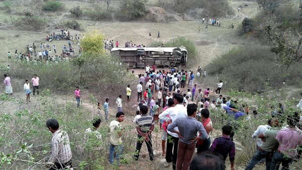 印度一輛小巴在遇險地帶落入峽谷造成14人死亡 - 俄羅斯衛星通訊社