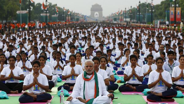 印度總理在新德里市中心率數萬人練習瑜伽 - 俄羅斯衛星通訊社