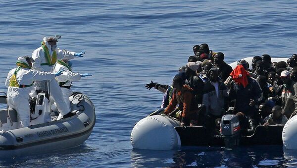 载有移民的船只在希腊岸边沉没并有近30人死亡 - 俄罗斯卫星通讯社