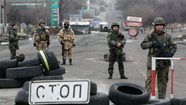 Ukrainian servicemen stand guard at a checkpoint near the eastern Ukrainian town of Debaltseve in Donetsk region, December 24, 2014 - 俄罗斯卫星通讯社
