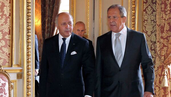 French Foreign Affairs Minister Laurent Fabius (L) walks with Russian Foreign Minister Sergey Lavrov prior to their meeting at the Quai d'Orsay ministry in Paris February 24, 2015. - 俄罗斯卫星通讯社