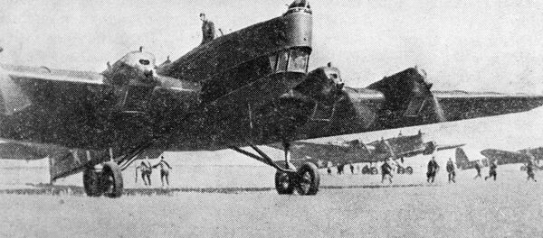 Советские военные летчики-добровольцы перед вылетом, 1938 Советские военные летчики-добровольцы перед вылетом, 1938 - 俄羅斯衛星通訊社