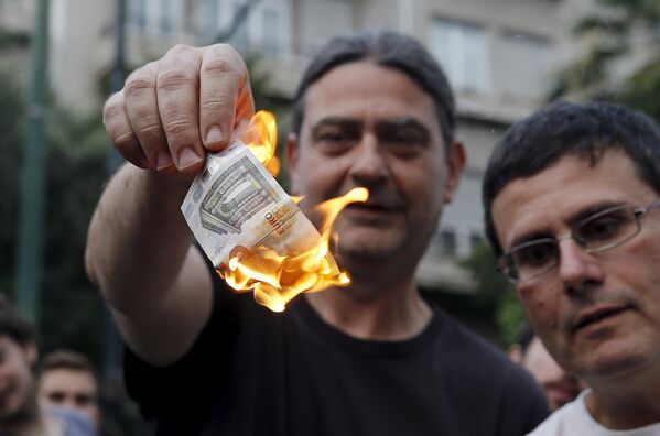 希腊正在等待公投：停业的银行以及自动取款机旁的队伍。 - 俄罗斯卫星通讯社