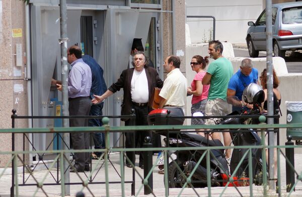 希腊正在等待公投：停业的银行以及自动取款机旁的队伍。 - 俄罗斯卫星通讯社