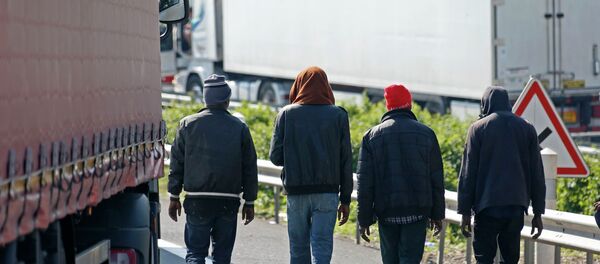 英吉利海峽交通因移民試圖進入英法海底隧道被破壞 - 俄羅斯衛星通訊社