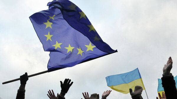 Students wave flags of the European Union and Ukraine - 俄羅斯衛星通訊社