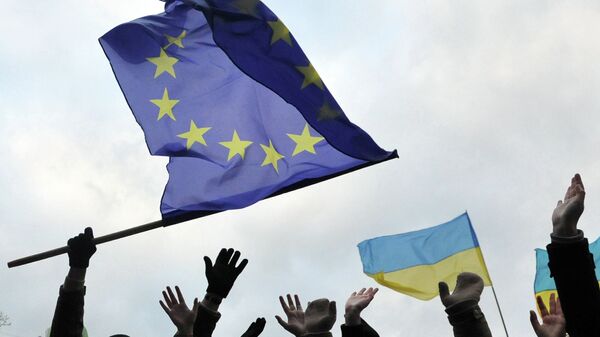 Students wave flags of the European Union and Ukraine - 俄羅斯衛星通訊社